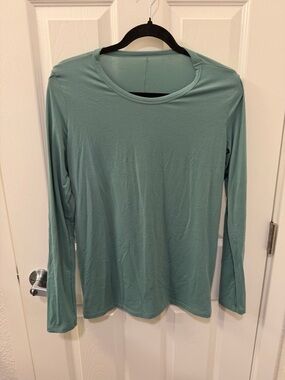 ALO Yoga Long Sleeve Crewneck Top in Sage Green